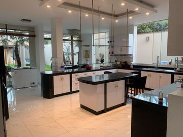 VENTA DE HERMOSA CASA CON PISCINA EN URB. PORTADA DE LA PLANICIE EN LA MOLINA