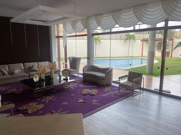 VENTA DE HERMOSA CASA CON PISCINA EN URB. PORTADA DE LA PLANICIE EN LA MOLINA