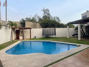 VENTA DE HERMOSA CASA CON PISCINA EN URB. PORTADA DE LA PLANICIE EN LA MOLINA