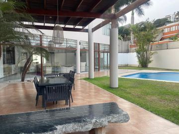 VENTA DE HERMOSA CASA CON PISCINA EN URB. PORTADA DE LA PLANICIE EN LA MOLINA