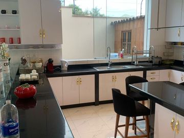 VENTA DE HERMOSA CASA CON PISCINA EN URB. PORTADA DE LA PLANICIE EN LA MOLINA