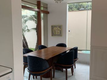 VENTA DE HERMOSA CASA CON PISCINA EN URB. PORTADA DE LA PLANICIE EN LA MOLINA