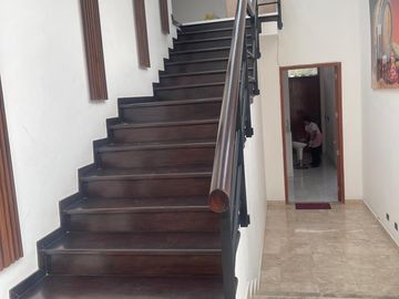 VENTA DE HERMOSA CASA CON PISCINA EN URB. PORTADA DE LA PLANICIE EN LA MOLINA