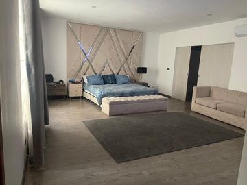 VENTA DE HERMOSA CASA CON PISCINA EN URB. PORTADA DE LA PLANICIE EN LA MOLINA