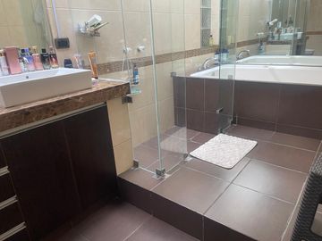 VENTA DE HERMOSA CASA CON PISCINA EN URB. PORTADA DE LA PLANICIE EN LA MOLINA
