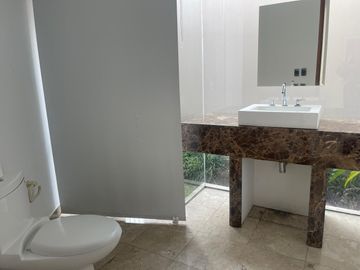VENTA DE HERMOSA CASA CON PISCINA EN URB. PORTADA DE LA PLANICIE EN LA MOLINA