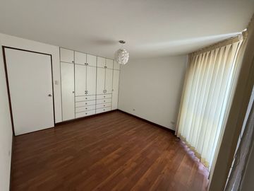 Amplio Departamento de 145 m², con Piscina y Vistas a La Campiña en Cayma