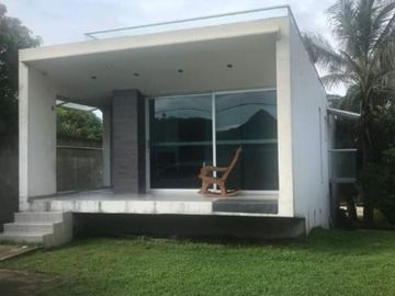 En Venta Casa de Playa, ubicada en Punta Canoa, zona norte de Cartagena, a 900 metros de la playa