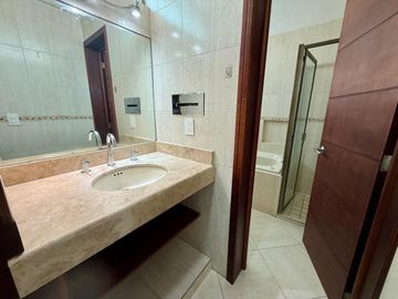 CASA EN VENTA EN NUEVA GALICIA, COTO VALENCIA