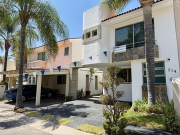 CASA EN VENTA EN NUEVA GALICIA, COTO VALENCIA