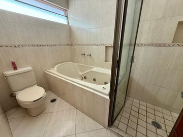 CASA EN VENTA EN NUEVA GALICIA, COTO VALENCIA