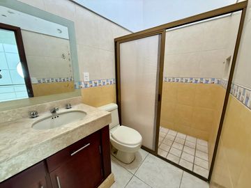 CASA EN VENTA EN NUEVA GALICIA, COTO VALENCIA