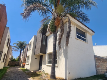 VENDO CASA EN VIÑEDOS DE BURDEOS, PUEBLA CERCA AEROPUERTO DE PUEBLA