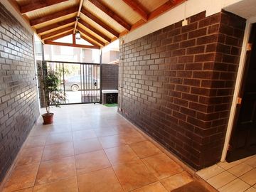 Se Vende Cómoda Casa Pareada de 2 pisos en Maipú