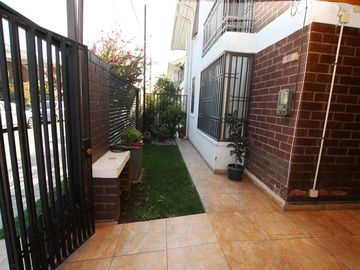 Se Vende Cómoda Casa Pareada de 2 pisos en Maipú