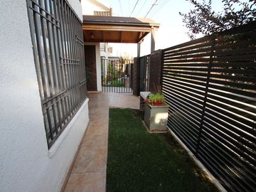 Se Vende Cómoda Casa Pareada de 2 pisos en Maipú