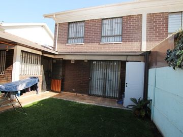 Se Vende Cómoda Casa Pareada de 2 pisos en Maipú