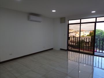 Moderno departamento con balcón, piscina y áreas sociales en Katamar II - Manta