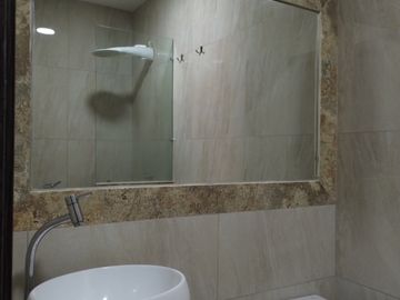 Moderno departamento con balcón, piscina y áreas sociales en Katamar II - Manta