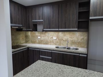 Moderno departamento con balcón, piscina y áreas sociales en Katamar II - Manta