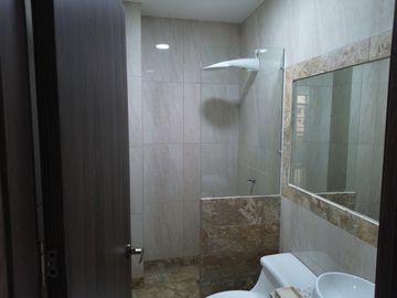 Moderno departamento con balcón, piscina y áreas sociales en Katamar II - Manta