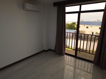 Moderno departamento con balcón, piscina y áreas sociales en Katamar II - Manta