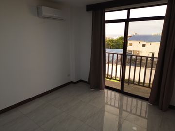 Moderno departamento con balcón, piscina y áreas sociales en Katamar II - Manta