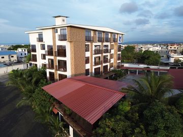 Moderno departamento con balcón, piscina y áreas sociales en Katamar II - Manta