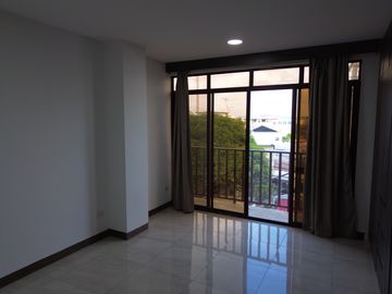 Moderno departamento con balcón, piscina y áreas sociales en Katamar II - Manta