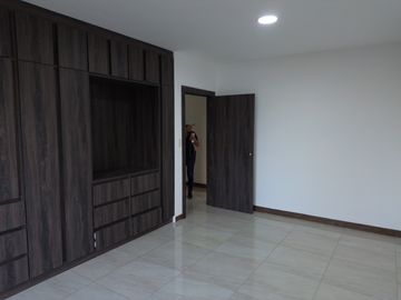 Moderno departamento con balcón, piscina y áreas sociales en Katamar II - Manta