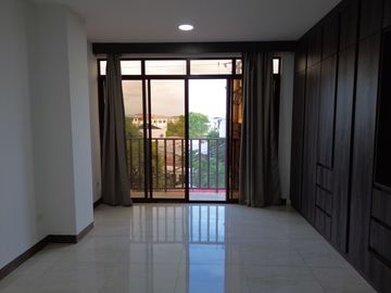 Moderno departamento con balcón, piscina y áreas sociales en Katamar II - Manta