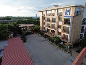 Moderno departamento con balcón, piscina y áreas sociales en Katamar II - Manta