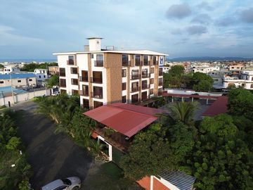 Moderno departamento con balcón, piscina y áreas sociales en Katamar II - Manta