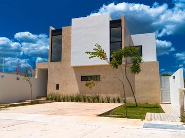 CASA EN CHOLUL, EN PRIVADA PLENUM RESIDENCIAL, ENTREGA INMEDIATA.