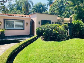 VENDO ESPECTACULAR QUINTA EN CUERNAVACA, MAGNIFICA UBICACIÓN