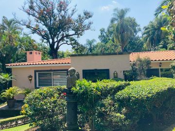 VENDO ESPECTACULAR QUINTA EN CUERNAVACA, MAGNIFICA UBICACIÓN