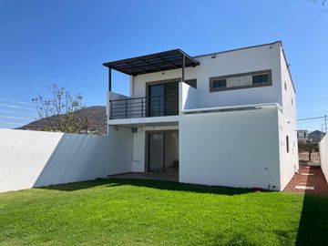 Venta de NUEVA CASA de 4 recamaras y 4 baños en Solares Banthi