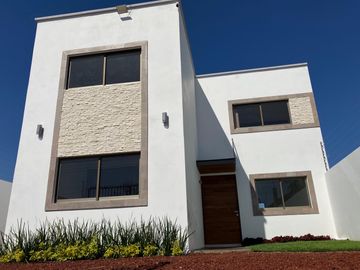 Venta de NUEVA CASA de 4 recamaras y 4 baños en Solares Banthi