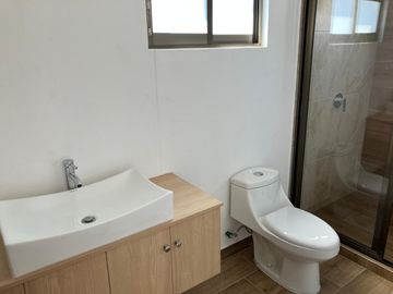 Venta de NUEVA CASA de 4 recamaras y 4 baños en Solares Banthi