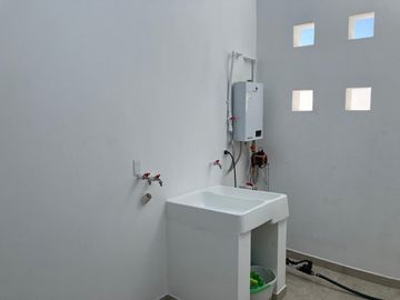 Venta de NUEVA CASA de 4 recamaras y 4 baños en Solares Banthi