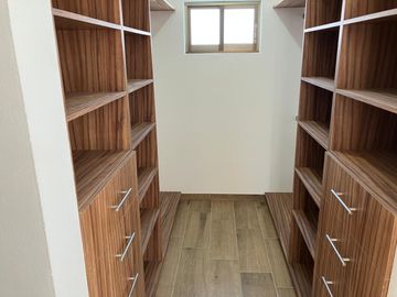 Venta de NUEVA CASA de 4 recamaras y 4 baños en Solares Banthi