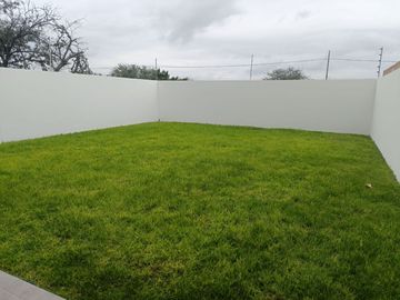 Venta de NUEVA CASA de 4 recamaras y 4 baños en Solares Banthi