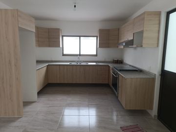 Venta de NUEVA CASA de 4 recamaras y 4 baños en Solares Banthi