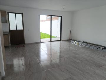 Venta de NUEVA CASA de 4 recamaras y 4 baños en Solares Banthi