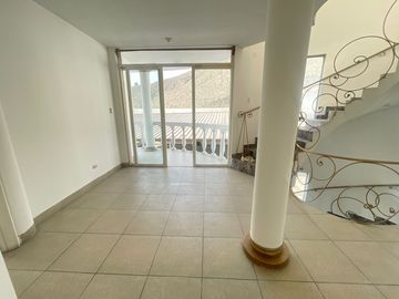 Se Vende Casa en La Exclusiva Urbanización Los Huertos De La Molina!