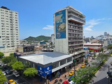 Vendo Oficina de 85m² Av. 9 de octubre Guayaquil Visibilidad y Ubicación Premium