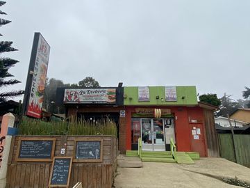 VENTA DE CASA ESQUINA CON LOCALES COMERCIALES EN ISLA NEGRA