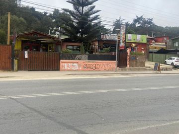 VENTA DE CASA ESQUINA CON LOCALES COMERCIALES EN ISLA NEGRA