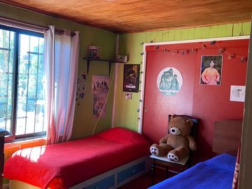 VENTA DE CASA ESQUINA CON LOCALES COMERCIALES EN ISLA NEGRA