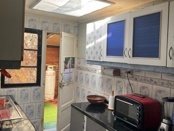 VENTA DE CASA ESQUINA CON LOCALES COMERCIALES EN ISLA NEGRA